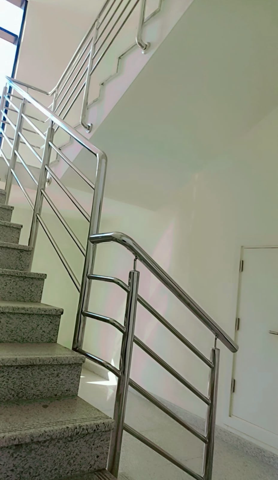 درابزين استانس ستيل بتصميم عصري