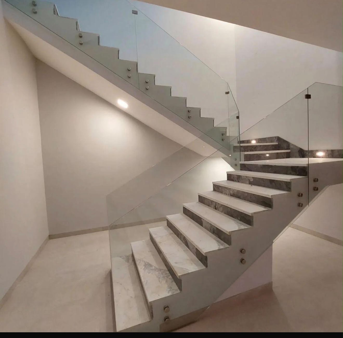 درابزين زجاج بتصميم عصري فاخر (إطار معدني)